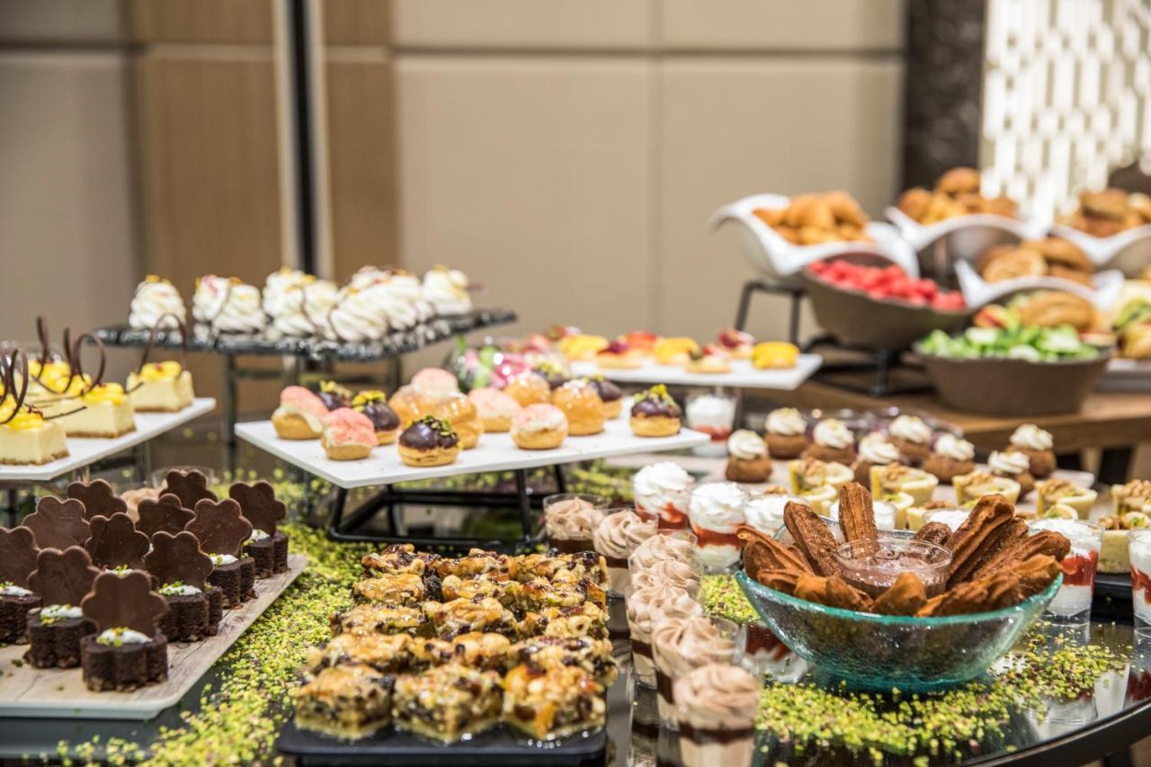 クラリオン ホテル ゴールデン ホーン イスタンブール エクステリア 写真 A dessert buffet