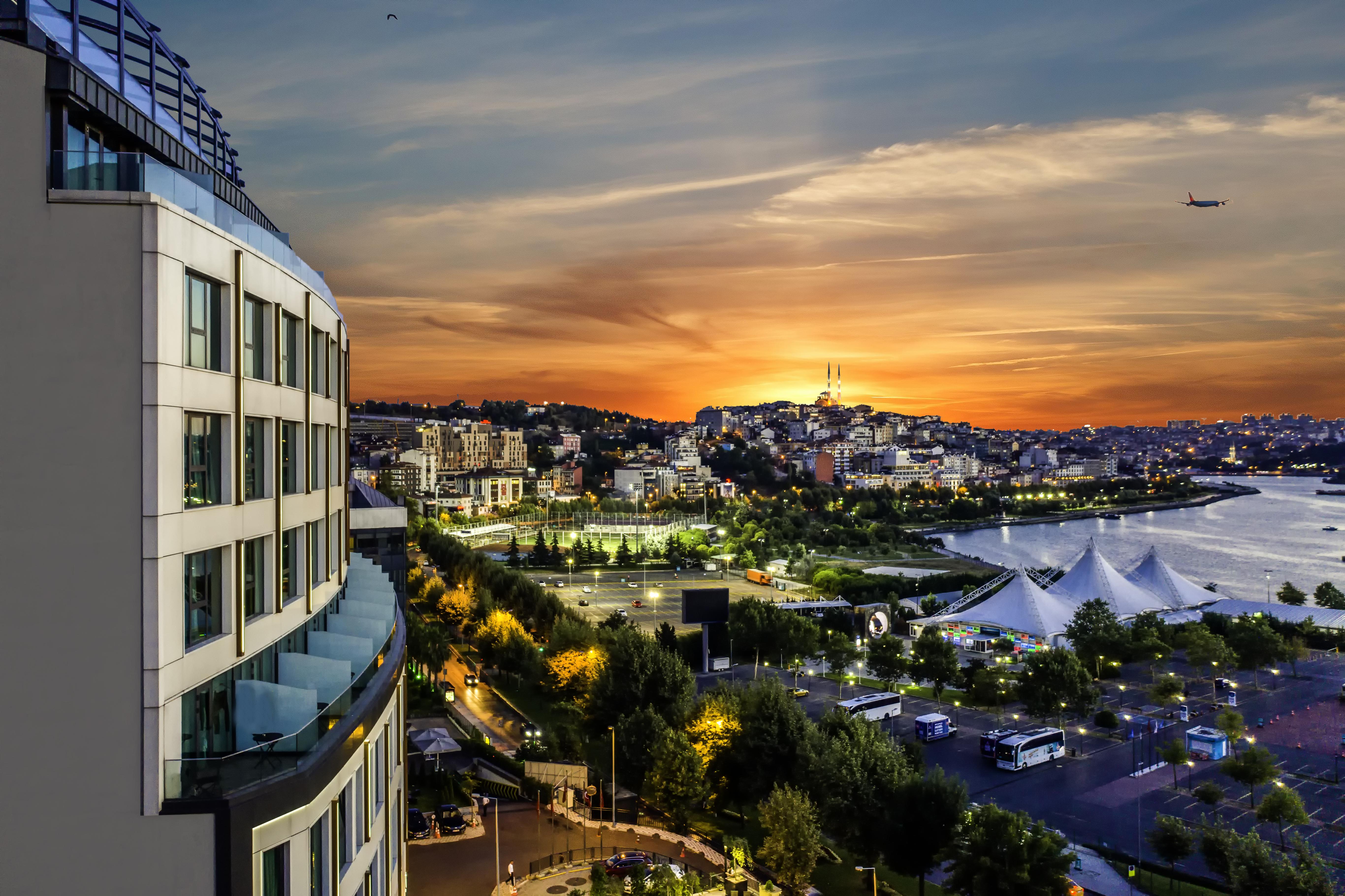 クラリオン ホテル ゴールデン ホーン イスタンブール エクステリア 写真 View of the city from the hotel