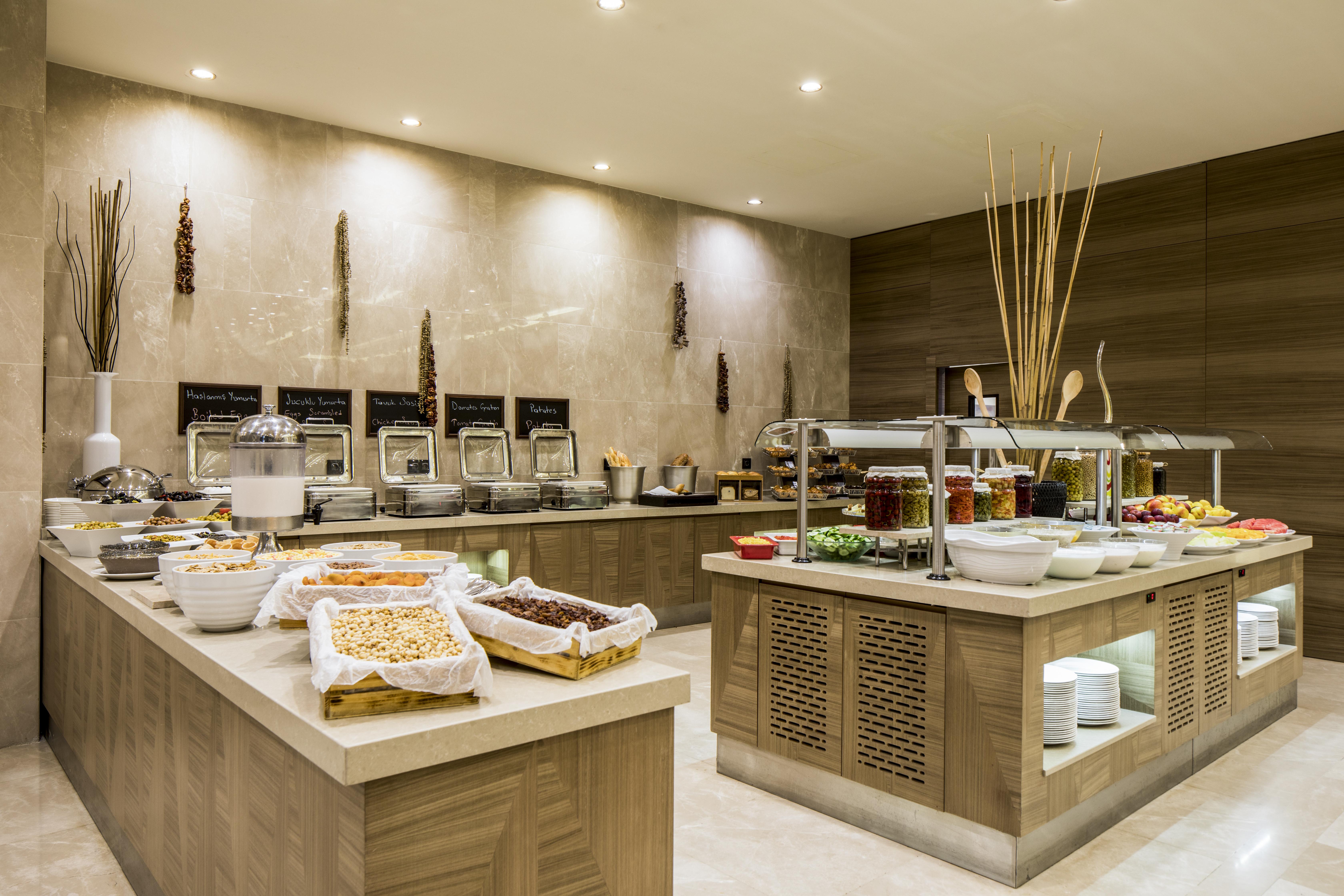 クラリオン ホテル ゴールデン ホーン イスタンブール エクステリア 写真 The buffet at the hotel