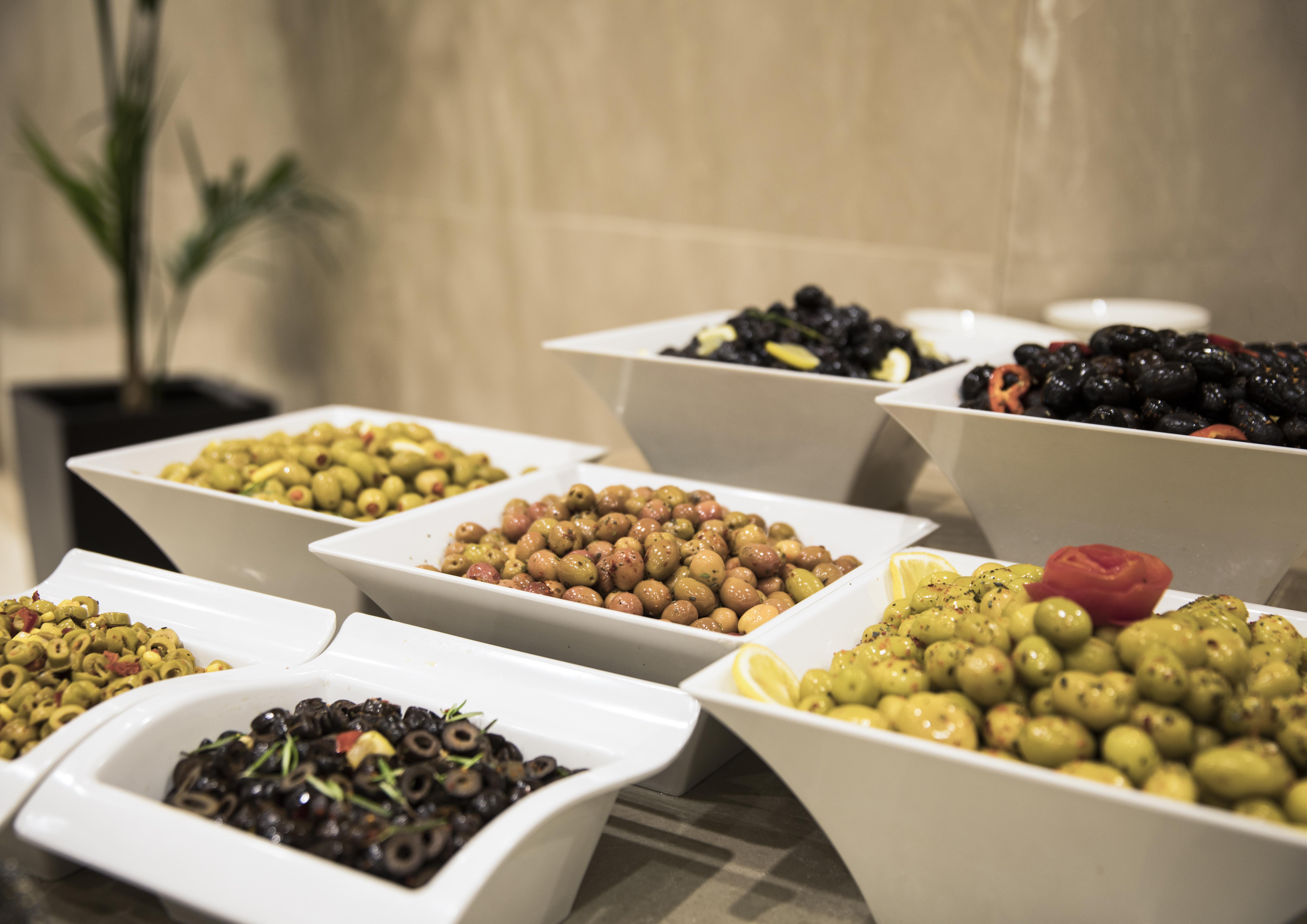クラリオン ホテル ゴールデン ホーン イスタンブール エクステリア 写真 A selection of olives
