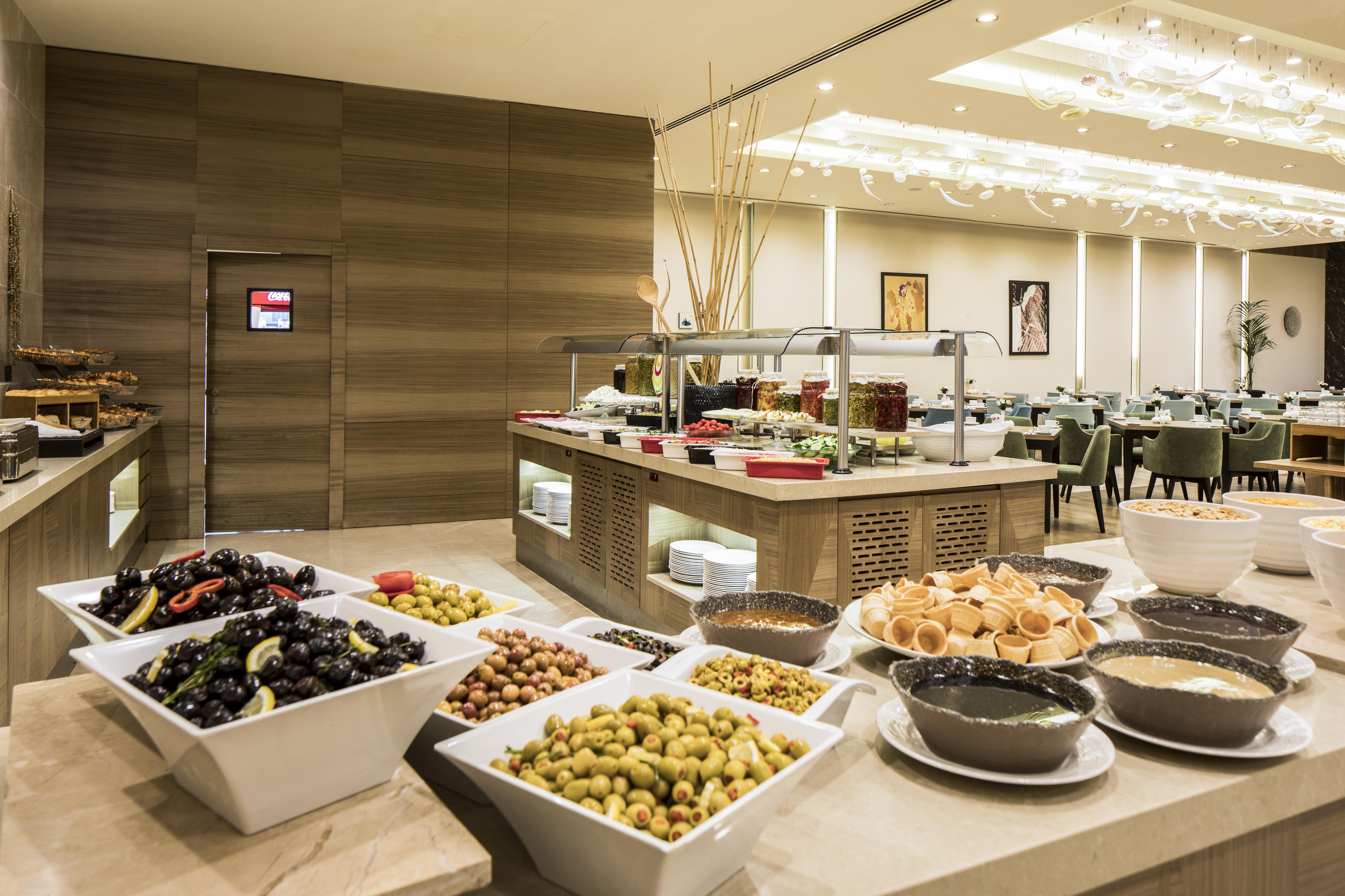 クラリオン ホテル ゴールデン ホーン イスタンブール エクステリア 写真 A buffet at a hotel