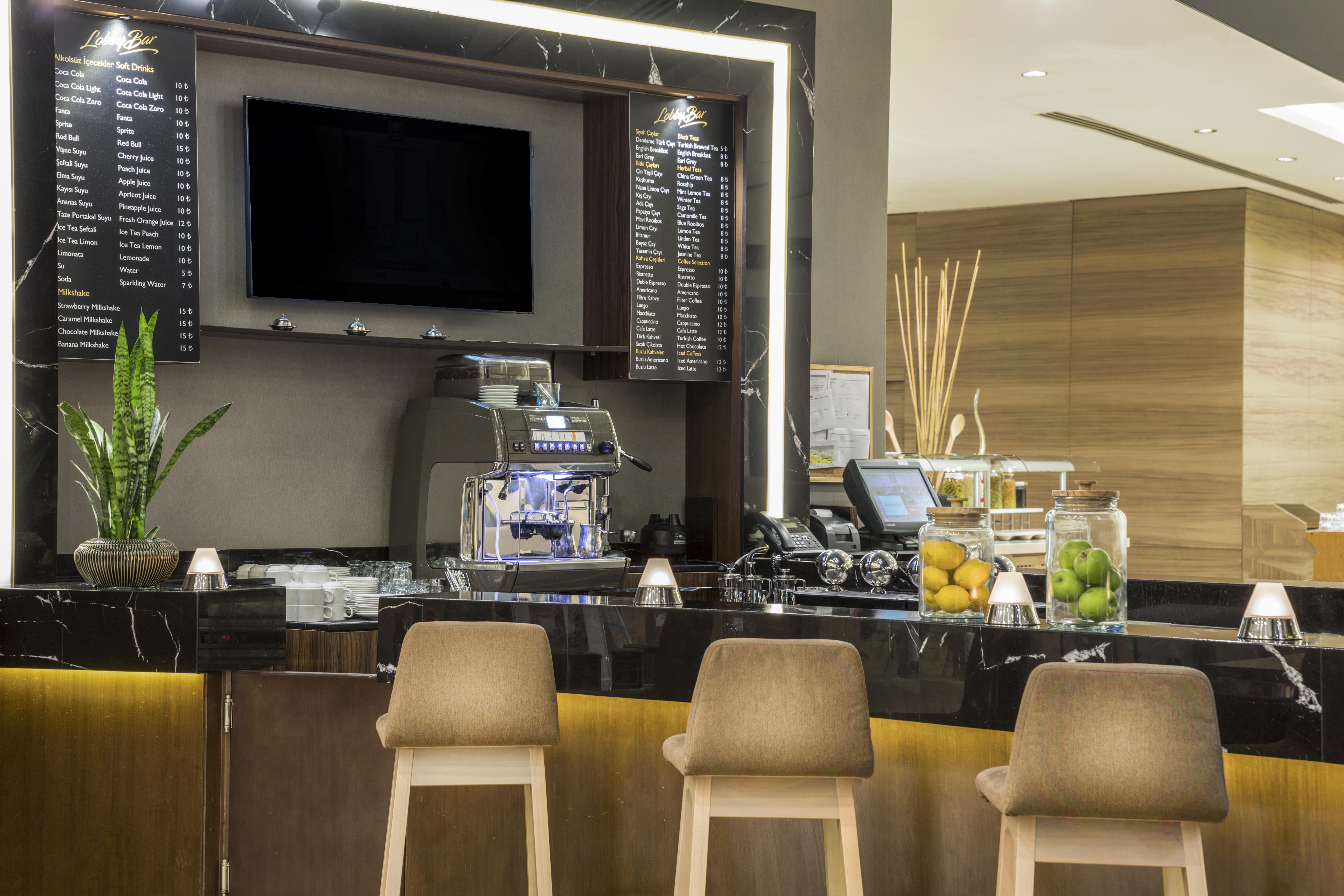 クラリオン ホテル ゴールデン ホーン イスタンブール エクステリア 写真 A coffee bar in a hotel