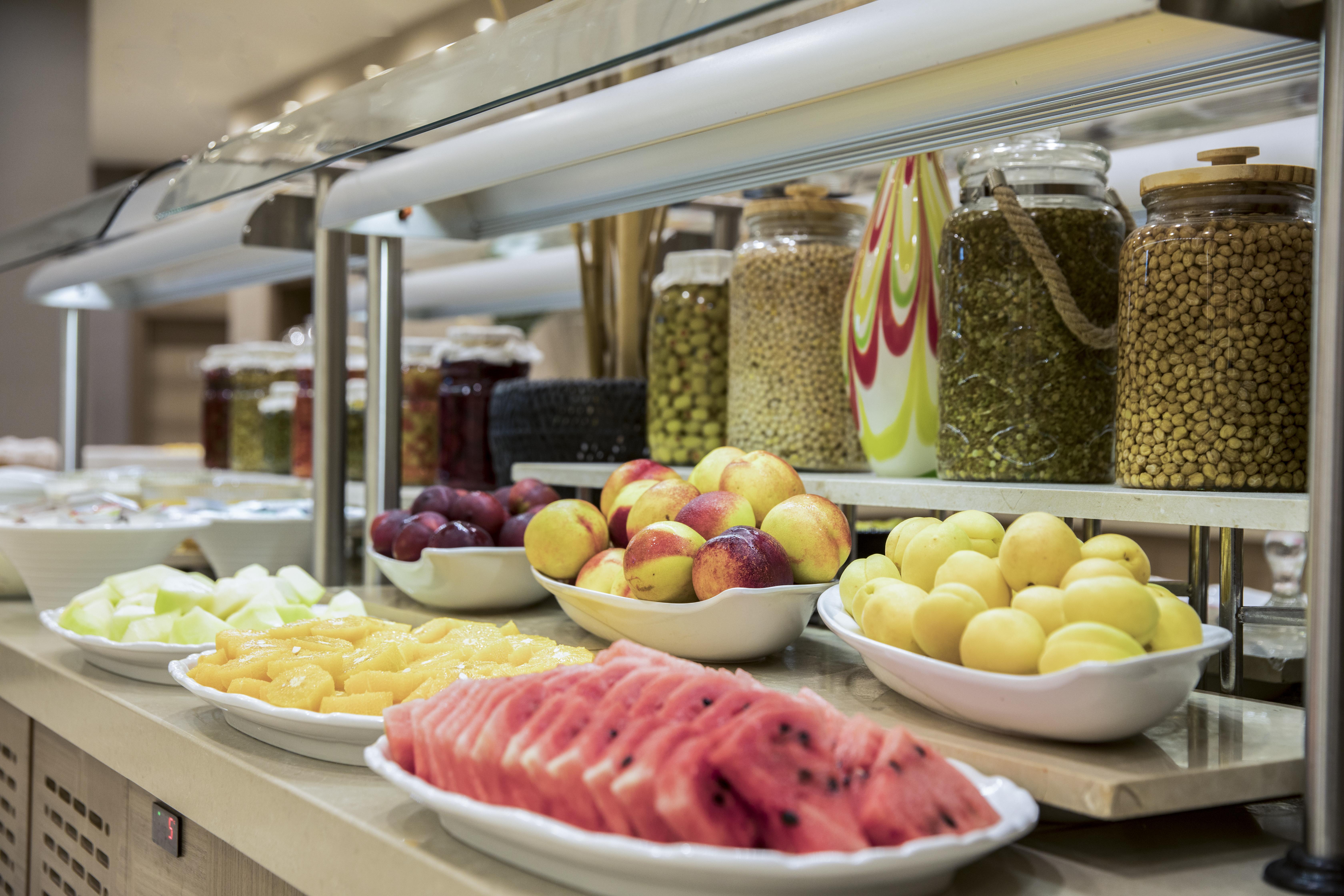 クラリオン ホテル ゴールデン ホーン イスタンブール エクステリア 写真 A salad bar