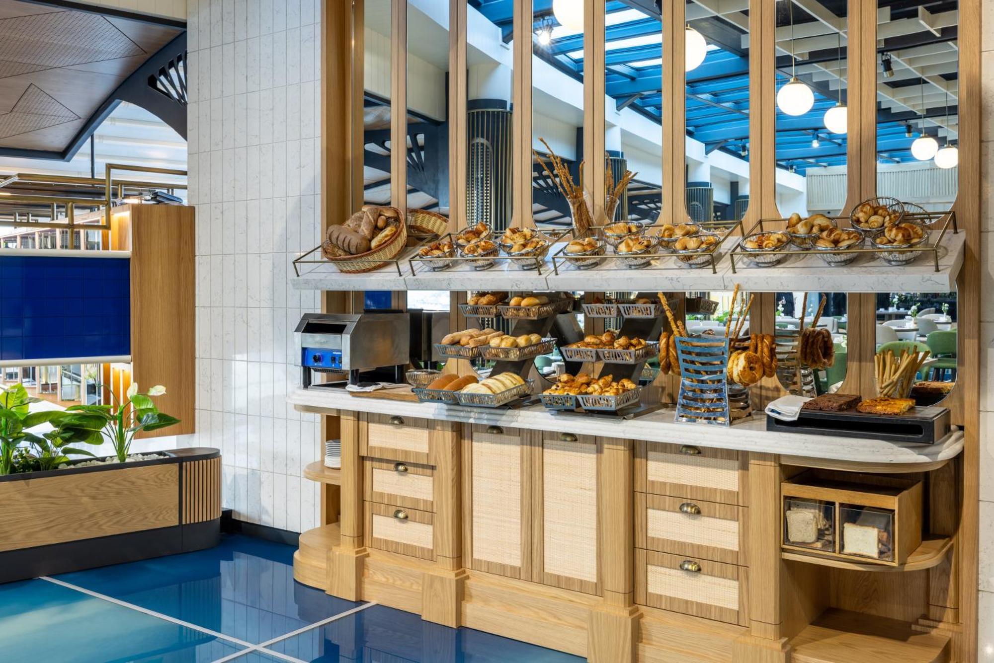 クラリオン ホテル ゴールデン ホーン イスタンブール エクステリア 写真 The buffet at the lounge