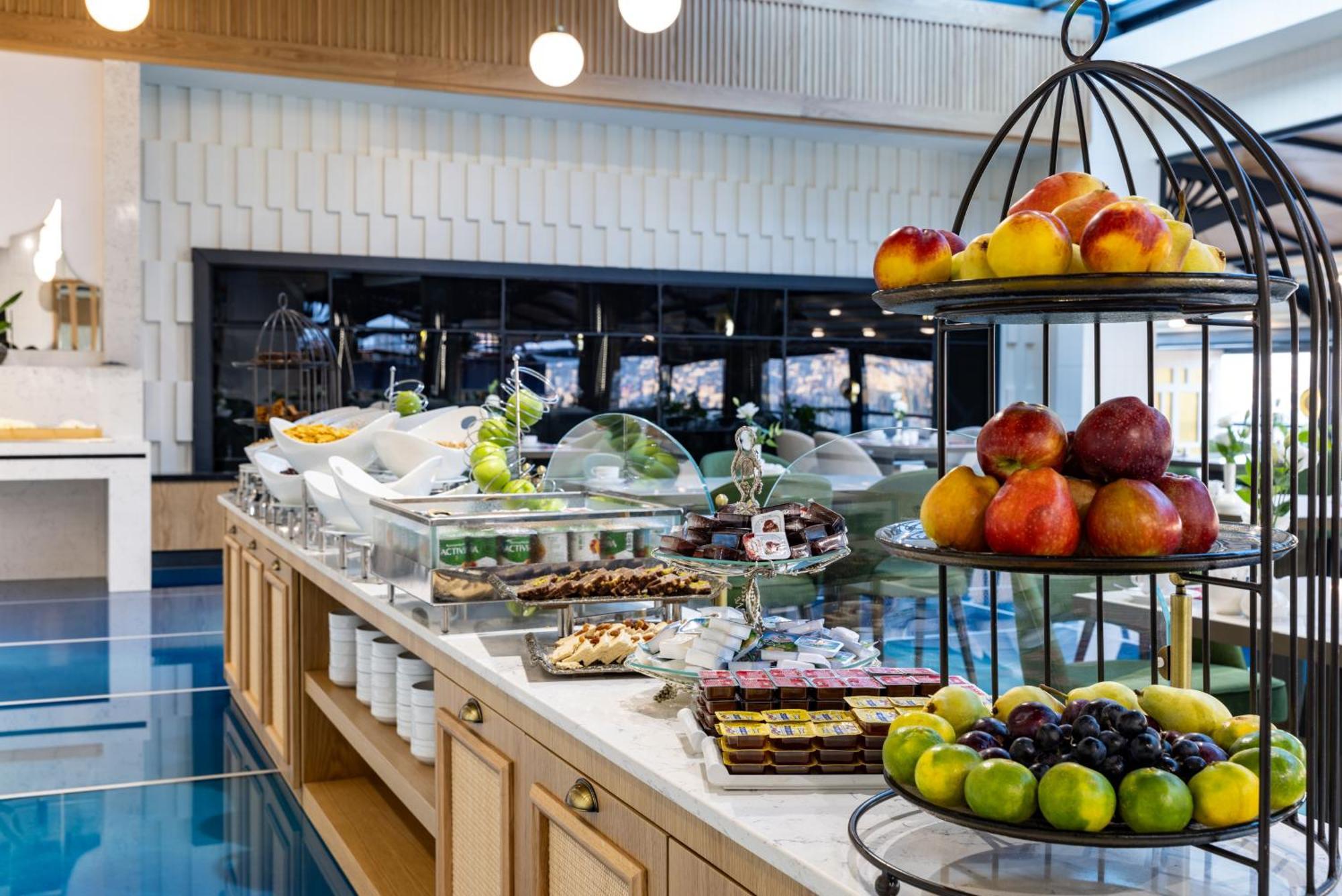 クラリオン ホテル ゴールデン ホーン イスタンブール エクステリア 写真 A buffet at a hotel
