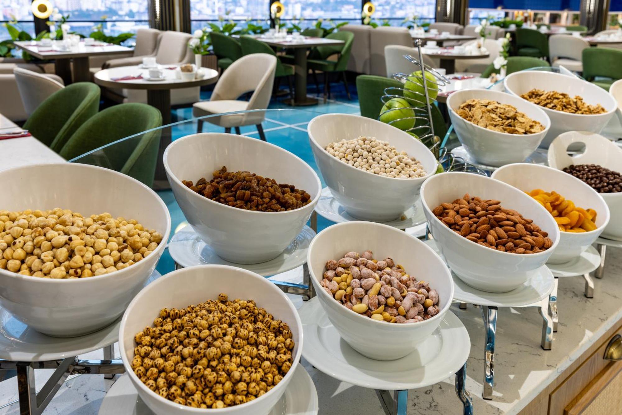クラリオン ホテル ゴールデン ホーン イスタンブール エクステリア 写真 A selection of nuts at a buffet