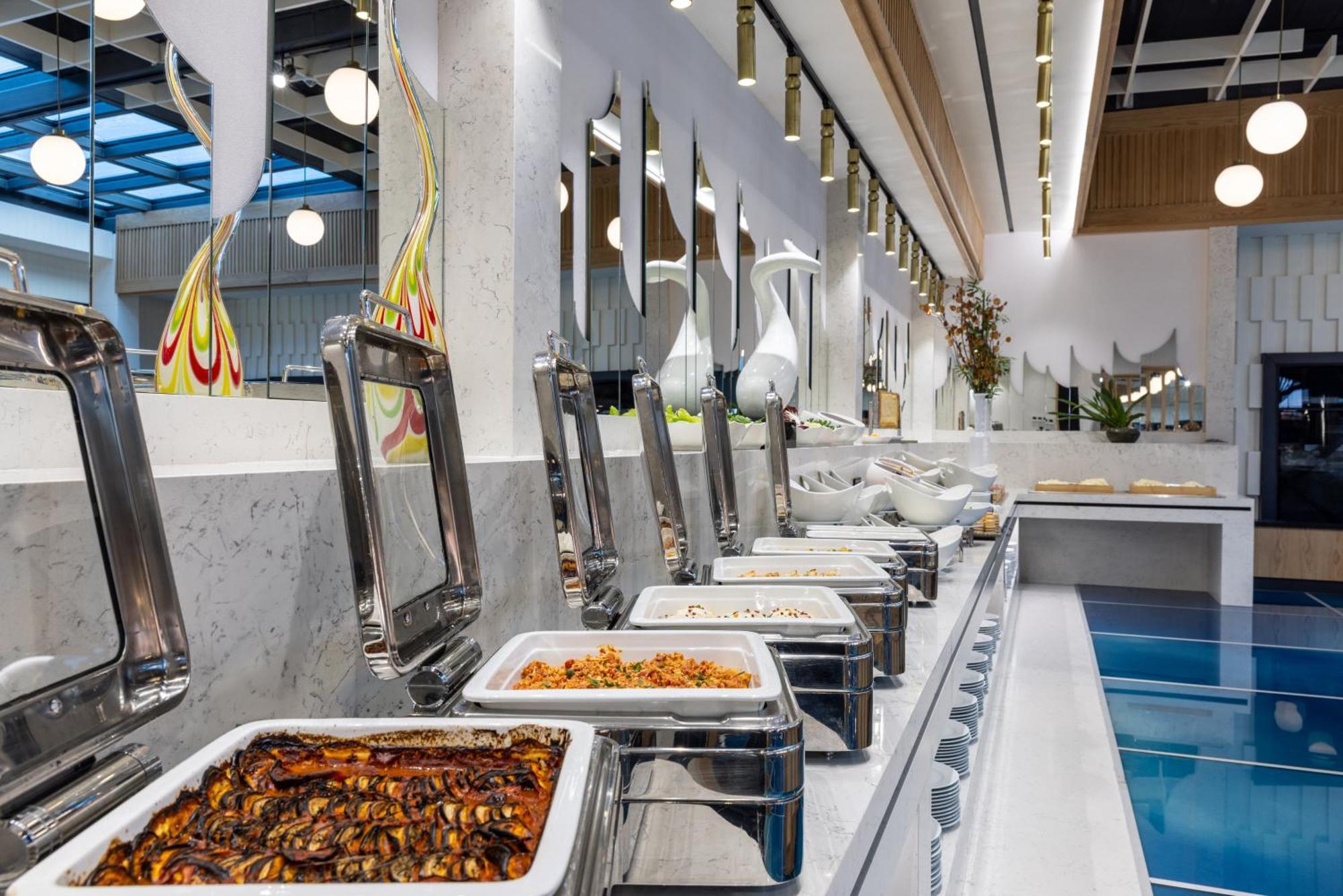クラリオン ホテル ゴールデン ホーン イスタンブール エクステリア 写真 A buffet at a restaurant