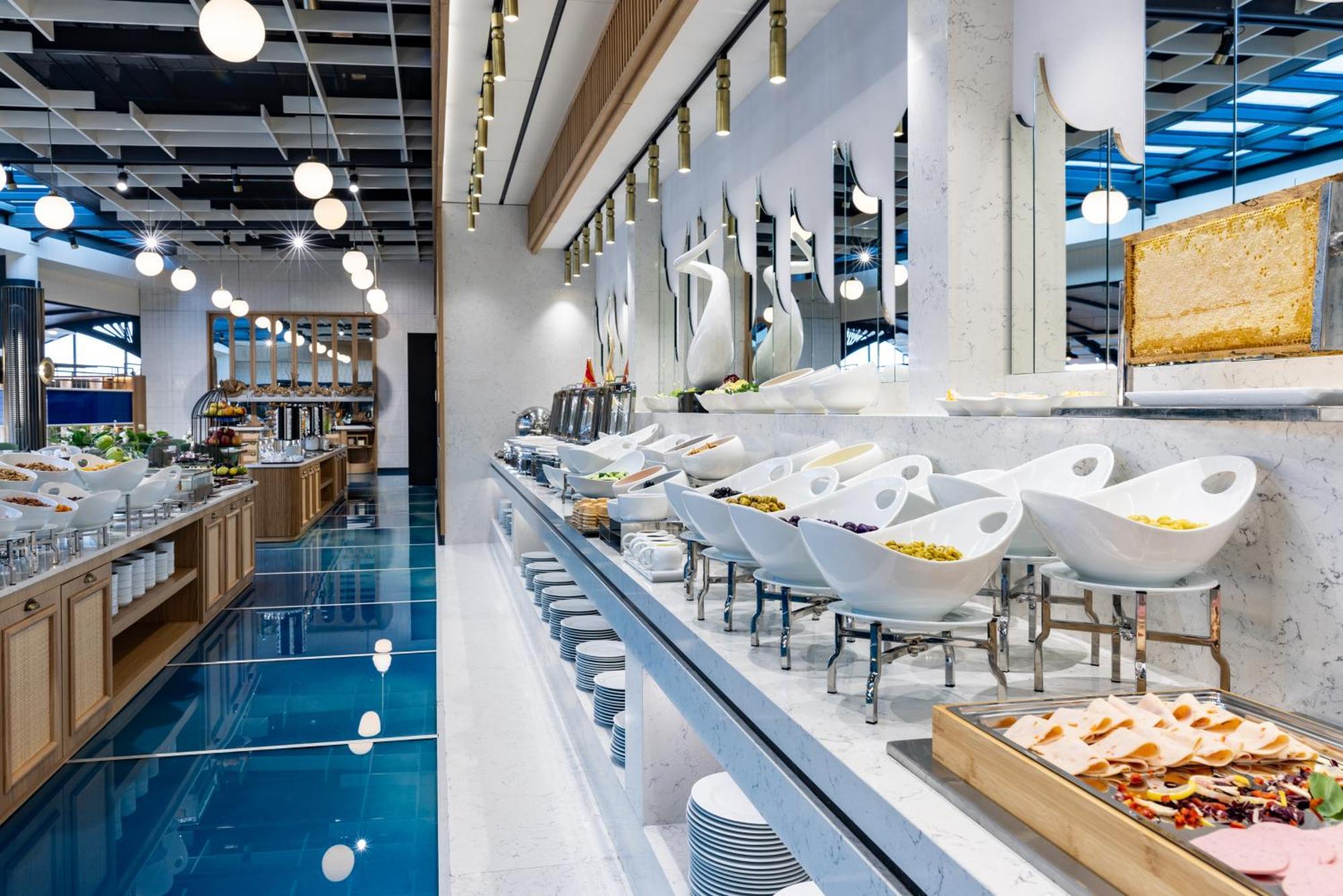 クラリオン ホテル ゴールデン ホーン イスタンブール エクステリア 写真 The buffet at the lounge